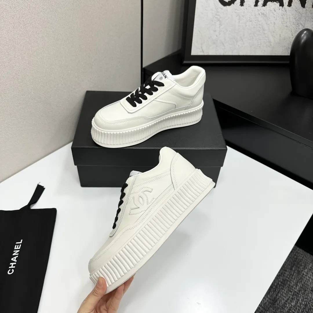 👟👟Ex-factory price 560👟👟Chanel Panda Shoes! 2025 counter's top casual sports shoes. This classic design; the upper is electro-embroidered with a variety of techniques; the outsole is fashionable and sporty; the unusual inclusion of a variety of color matching elements... The diversified mix and match is very good-looking and versatile, and can be used for leisure, fashion, sports, and outdoor... ꫛꫀꪝ Go➫ Materials: ❶Upper made of: original imported first-layer silk cowhide + original waterproof cloth + original first-layer cowhide ❷Inner lining: Breathable mesh ❸ Outsole based on: original TPU combination outsole, full set of boutique packaging for women 35–41
